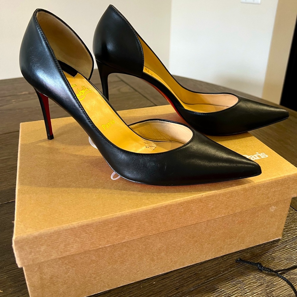 Description
•   Christian Louboutin Leather Pumps
•   Black
•   Pointed-Toes - Picture 6 of 10